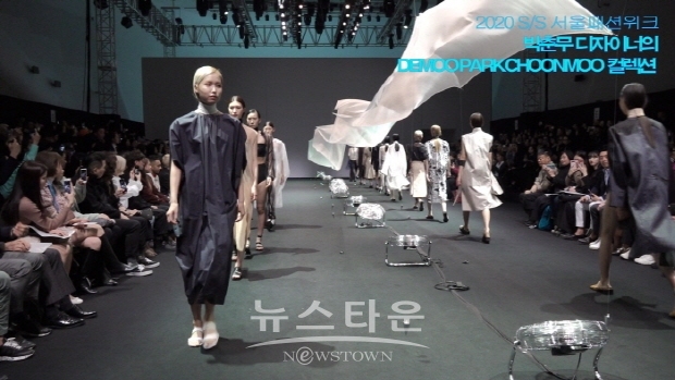 박춘무 디자이너, ‘DEMOO PARKCHOONMOO’ 컬렉션(김한정 기자)
