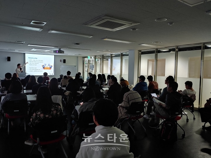 라이징팝스가 서울창업허브에서 진행하는 언론홍보 강의에 수강생들이 참석해 교육을 듣고 있다. / 고득용기자 ⓒ뉴스타운