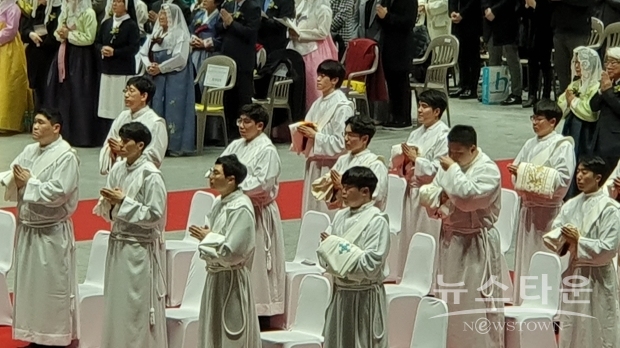 7일 오후 2시부터 서울 송파구 올림픽 체조경기장 가톨릭 서울대교구 사제 수품식