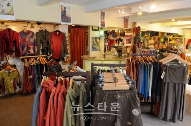 섬산련은 콜스(Kohl's)가 완제품과 생산 중 제품에 대해 사전협의 없이, 일방적으로 오더를 취소하고, 제품을 생산하는 개도국 노동자의 생존권을 위협하고 있어, 콜스(Kohl's)는 조속히 불가항력 조항에 따른 오더취소 결정을 재고하고 벤더업체와의 협의를 통해 원만히 문제를 해결토록 촉구하고 있다고 Fibre2Fashion이 지난 4월 20일 보도했다.