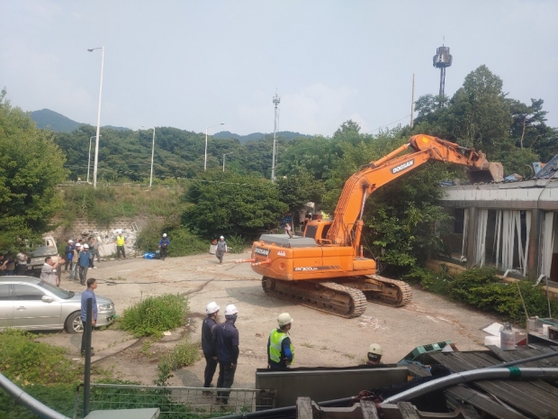 대형포크레인으로 강제철거를 집행하고 있는 모습