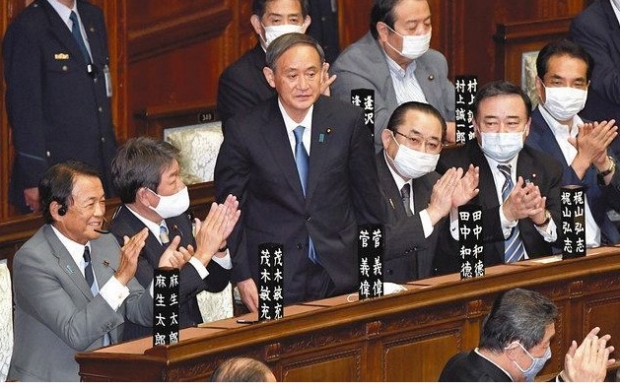 경제정책 아베노믹스(Abenomics)의 기둥이었던 적극적인 재정출동이나, 대규모 금융완화를 향후에도 추진한다. 이른바 그의 스가노믹스(Suganomics)는 새로운 일본 이미지를 만들어 낼지 주목된다. 외교안보 분야에서는 미-일 동맹을 기축으로 한-중 양국과의 의사소통 강화를 목표로 하고 있다.