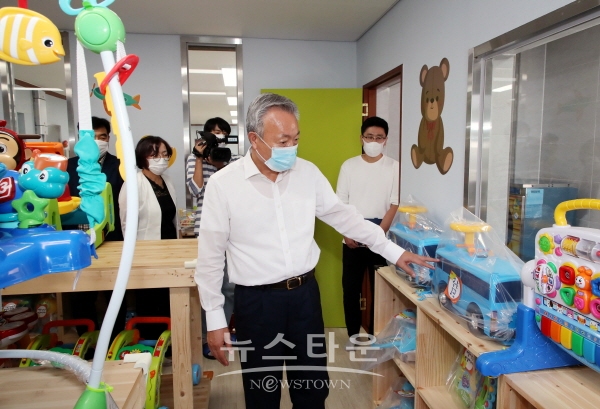 윤상기 하동군수가 옥종에 개설된 장난감은행을 둘러보고 있다.