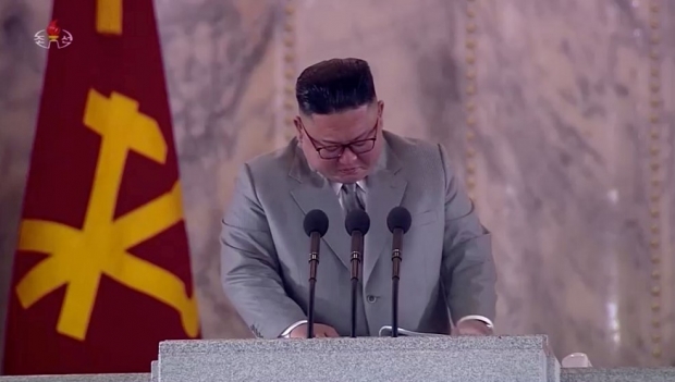 공개적으로 우는 것은 김정은이가 지금까지 도달하지 못한 취약성의 수준에 머물러 있다는 점을 드러낸 셈이다.
