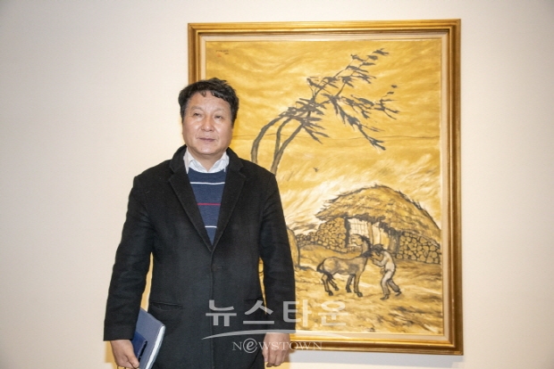 김종근 평론가가 본 ‘변시지 화백의 작품세계’와 ‘공간누보 송정희 대표’의 변시지 작품설명(김한정 기자)