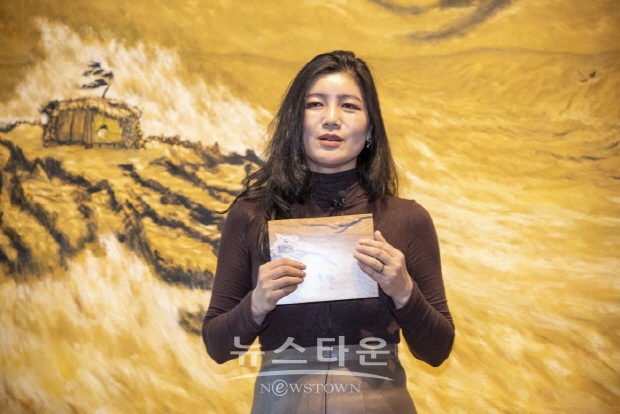 김종근 평론가가 본 ‘변시지 화백의 작품세계’와 ‘공간누보 송정희 대표’의 변시지 작품설명(김한정 기자)