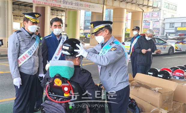 아산경찰서가 10월 26일 오후 아산시 온양온천역 광장에서 최근 급속하게 늘어나고 있는 배달문화시장 확대로 이륜차 사망사고 건수가 증가추세로 이를 예방하기위해 이륜차 안전모 씌워주기 캠페인을 전개했다.