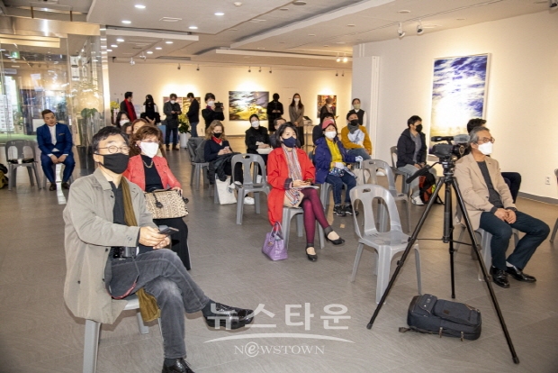 사진작가 이아린, 자연의 신비 감상하는 ‘나를 비추고 너를 담는다’展 (김한정 기자)