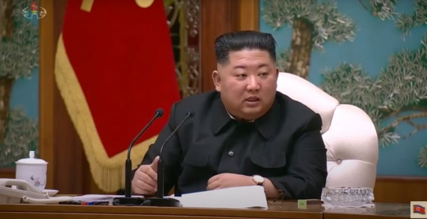 지난 2016년에 개최된 지 5년 만에 열리는 2021년도 당 대회는 지난 1월 5일 개회됐고, 2일째인 6일에는 “국민의 생활수준 개선으로 구체적 성과”를 올리기 위한 정책을 논의했다. 5일에는 지난해 국가경제발전 5개년 계획이 거의 모든 분야에서 엄청나게 목표에 미치지 못했다며 경제정책의 실패를 스스로 인정하는 김정은 스타일을 보여줬다. (사진 : 유튜브)