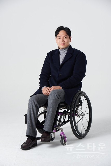 휠체어 사용자를 위한 의류를 만드는 하티스트