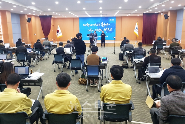 김돈곤 청양군수가 1월 21일 오전 10시 군청 대회의실에서 1월 정례브리핑을 갖고 “바람직한 농사꾼은 일기까지 공개하면서 노하우를 나눈다”며 “정부 공모사업 추진사례가 전국에 확산되도록 노력하겠다”고 밝혔다.