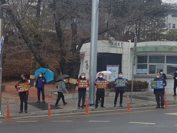 다른 업주들도 항의 피켓을 들고 참여했다.