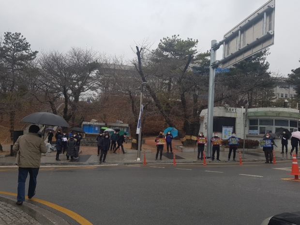 기자회견장 외곽의 업주들이 참여해 독려했다.