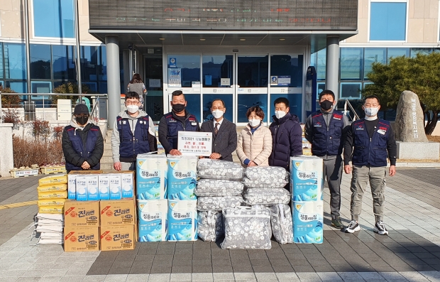 전국제조산업 노동조합 안강지부에서 20일 북경주행정복지센터를 방문하여 이희철 센터장에게 물품을 기탁하며, 함께 기념촬영을 하고 있다