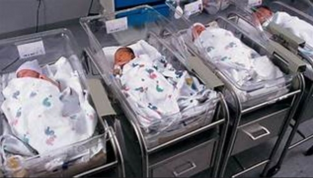 출생아 수는 감소하는 반면 사망자 수는 전년보다 3.4% 늘었다. 출생아 수 감소 추세는 앞으로도 계속될 것으로 보여 본격적인 인구 감소 시대에 접어들고 있다.