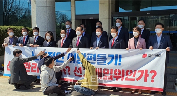 최근 중앙선거관리위원회의 선거 중립 논란 및 「직원 배상책임보험」 가입 추진과 관련하여 국회 행정안전위원회 소속 이명수 의원(국민의힘, 아산시갑)이 4월 5일 오전 선거관리위원회를 방문해 선관위의 선거 중립 훼손에 대해 강력하게 항의했다.