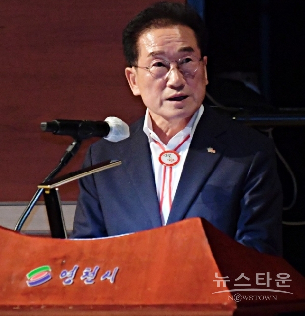 1일 영천시민회관에서 열린 영천시 시승격 40주년 기념사를 하는 최기문 영천시장, 이날 최 시장은 영천시 40년사에서 ˝영천시가 눈부시게 발전했다˝며 자신의 3년간 치적만을 나열해 영천시 선관위가 선거법위반 여부를 분석할 예정이다.