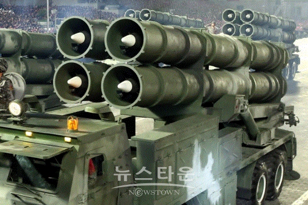 2022 북한 열병식에 나온 대구경 방사포 (출처:VOA)