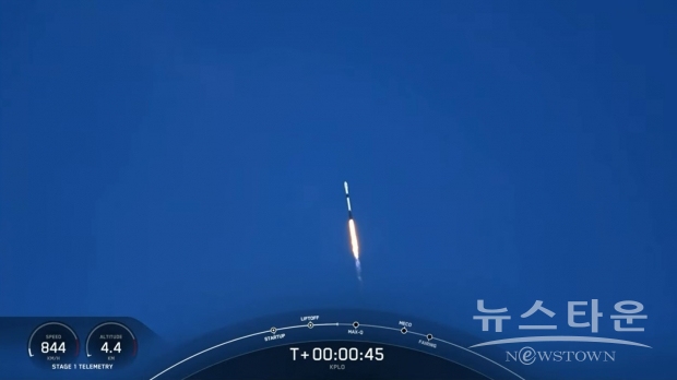 한국 첫 달 탐사선 '다누리'를 싣고 발사된 발사체 팰컨9 / 사진 : 스페이스 엑스 유튜브 캡처