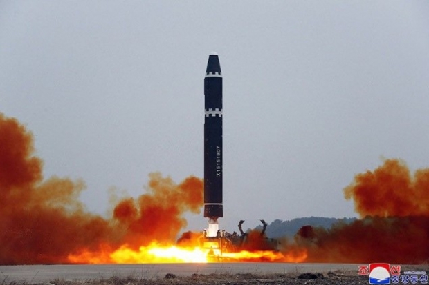 합동참모본부는 북한이 20일 아침 7시 8분, 이어 12분쯤에 걸쳐 평안남도 숙천 일대에서 동해상으로 발산한 단거리탄도미사일 2발을 포착했다고 발표했다. / 사진 : 유튜브 캡처