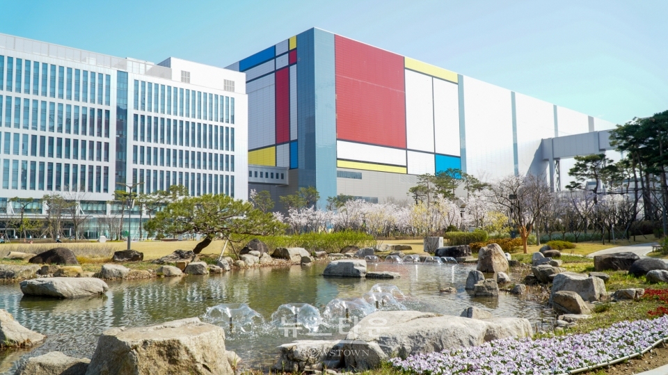 삼성전자 평택사업장 내부에 조성된 연못/삼성전자