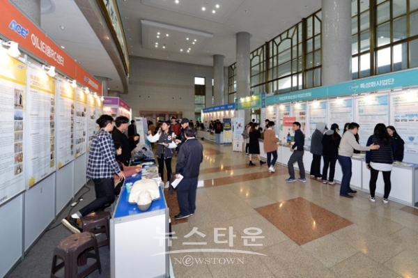 선문대학교가 지난 11월 7일부터 사흘간 본관 로비에서 ‘2018 학생활동 성과 페스티벌 및 비교과 홍보 WEEK’를 개최하고 있다.
