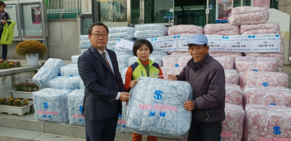 수택1동 지역사회보장협의체 이불 전달