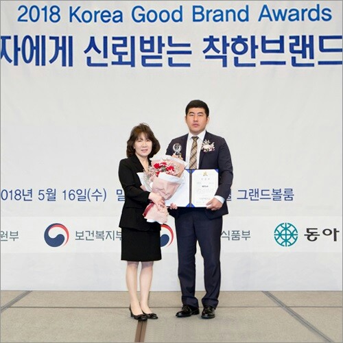 지난 5월 동아일보 주최 ‘2018 소비자에게 신뢰받는 착한브랜드 대상’에서 안마의자 부문에서 휴테크는 3년 연속 수상 기념촬영