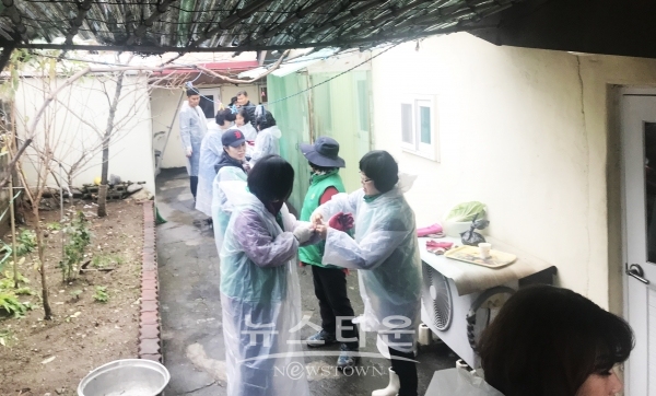 단구동 새마을회 에너지 빈곤가정 연탄 배달