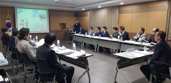 창원시는 도시재생위원회를 열어 신규 위원들을 임명하고 도시 재생을 통한 고용창출에 대한 토의를 했다[사진=창원시]