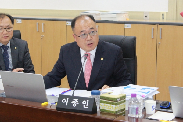 이종인 의원이 악성민원에 대한 공무원 보호 촉구 지적을 하고 있다.