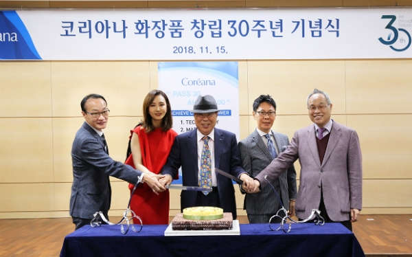 (왼쪽부터 코리아나 1호 사원 홍광기 전 부장, 배우 채시라, 유상옥 회장, 유학수 대표이사, 박찬원 전 대표이사)