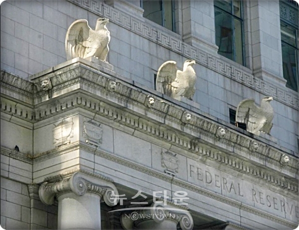 FRB는 내년부터 연 8회 연방공개시장위원회(FOMC)의 모든 회의 후 기자회견을 여는 제도 변경을 실시할 방침이다. 그동안 금리인상 판단이 연 4회 회견 때에만 상정되었으나 8회로 늘려 공개설명을 할 경우, 보다 유연한 인상이 가능해질 것으로 보인다.