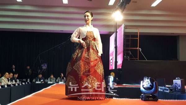 김희연 참가자가 본선 무대에 올라 한복 자태를 선보이고 있다.
