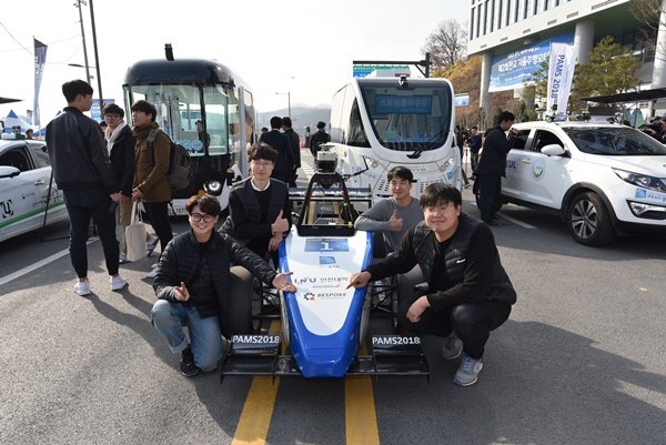 자율주행경진대회에 참가한 학생들이 포즈를 취하고 있다
