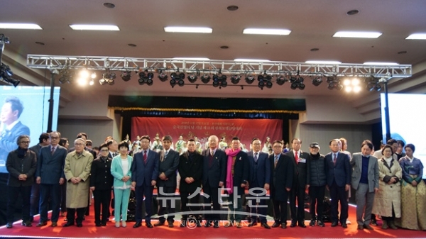 제11회 사랑해요대한민국 한복모델선발대회 심사위원이 소개되고 있다.