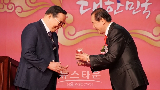 위촉패를 전달하고 있다.