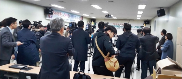 취재진들의 열기가 뜨겁다.