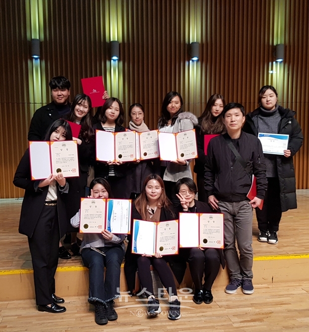 서울시가 한국상품문화디자인학회와 함께 주관한 ‘2018 I·SEOUL·U 상품문화디자인 국제공모전’에서 선문대 시각디자인학과 학생들이 금상, 은상, 동상을 포함해 총 40개의 상을 받았다.