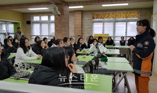 천안서북소방서가 지난 11월 21일 오후 천안여자중학교 50여명의 학생들을 대상으로 소방관 직업 멘토링 교육을 진행했다.