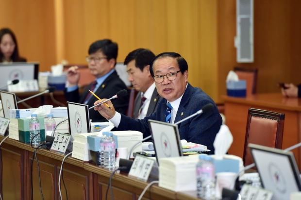 경기도교육청 감사에서 유근식 의원의 날센 질의장면