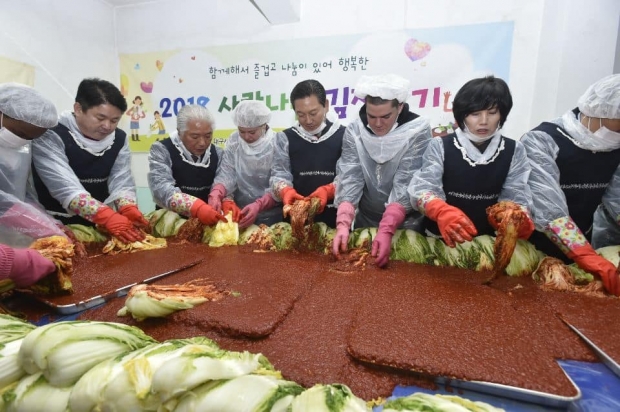 ▲조재구 남구청장, 홍대환 남구의장을 비롯한 참석 내빈들이 김장담는 모습.