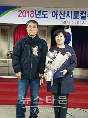 아산시의회 김영애 의장(오른쪽)이 아산시 로컬푸드 학교급식 한우회로부터 감사장을 수상했다.