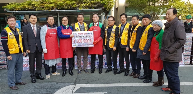 ▲국제라이온스 영경라이온스클럽 김진기 회장을 비롯한 회원들의 불우이웃돕기 활동.