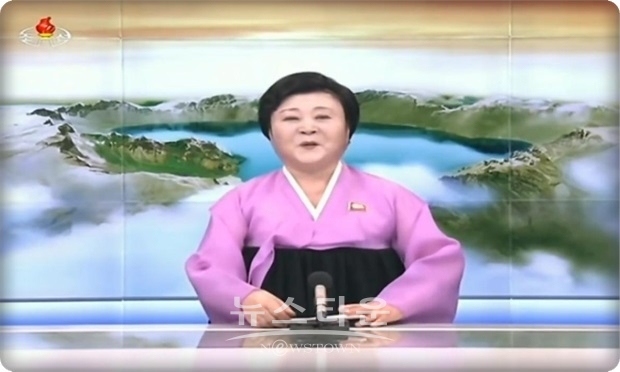 서방 세계에 김씨 왕조에 대한 열렬한 지지자임과 동시에  때로는 격렬한 감정의 폭발로 잘 알려진 리춘희 앵커는 북한 국영 TV에서는 과거보다는 덜 보여지고 있지만, 그것은 그녀가 은퇴했기 때문이다.