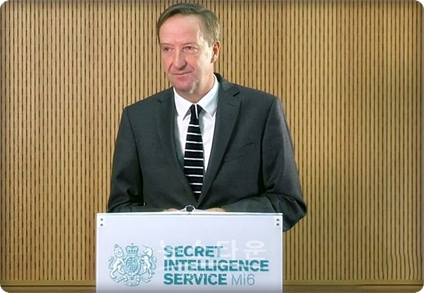 M16의 알렉스 영거(Alex Younger CMG)부장은 세인트 앤드류스대학(St Andrews University)에서 행한 강연에서 “우리 동료들이 하고 있는 것처럼 중국 정부와 밀접한 관계에 있는 화웨이의 차세대 고속통신체계에 의존하게 되면, 정보망을 위태롭게 할 위험이 있다”고 경고