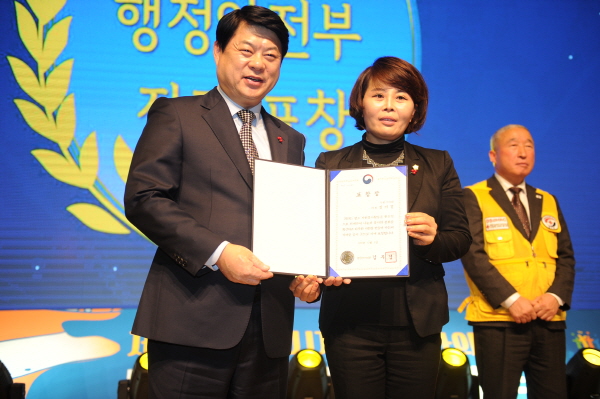 김미경 교통건설체육위원장이 대한민국 자원봉사 대상을 수상하고 기념촬영