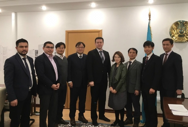 좌측5번째 카자흐스탄 보건사회개발부 올자스 아만겔둘 차관, 좌측3번째 블록체인씨앤에스 윤명철 대표