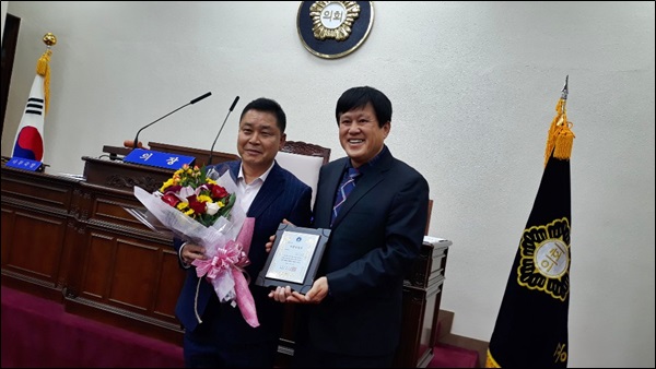 “세계인권선언70주년”을 기념하여 10일 9시30분 경 공주시의회 회의실에서 공주시의회 이창선부의장에게 시민인권상을 수여했다.