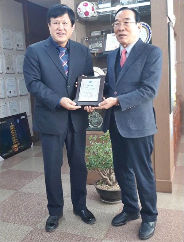충북 보은군수실에서 정상혁군수에게 “시민인권상”을 수여했다.